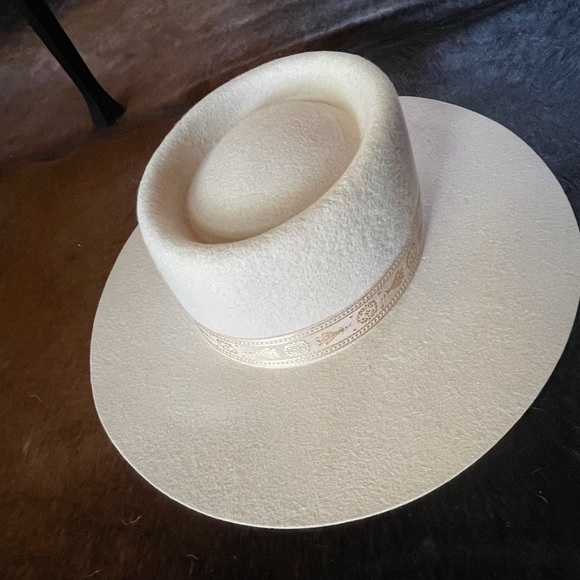 Lack of color Juno boater - Picture 3 of 5